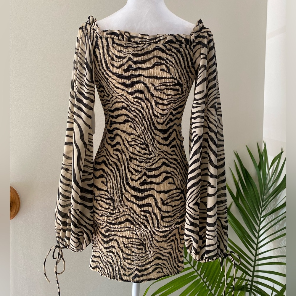 ๐ Kiss the Sky off-the-shoulder mini dress from UO size S animal pattern - Picture 3 of 11